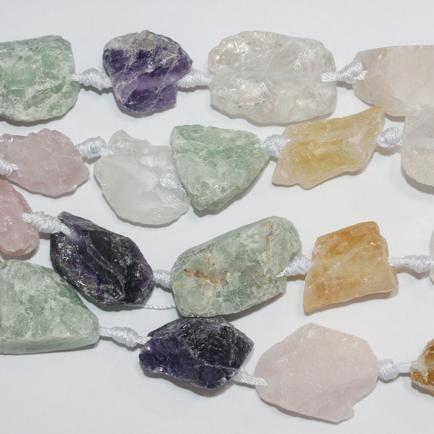 Cuentas de pepitas multipiedra sin pulir de 16" St, 20-30 mm aprox. - Hilo de 40 cm.