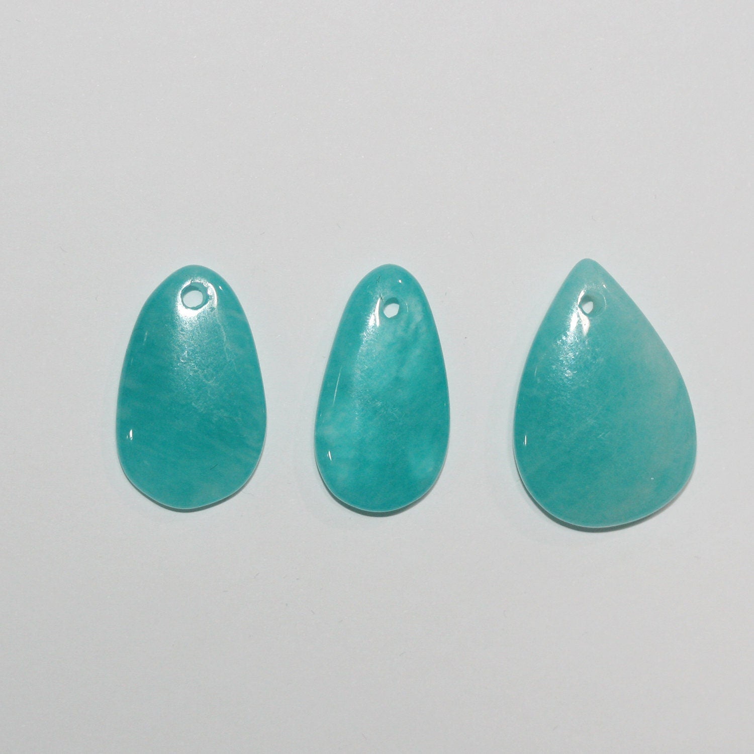 Pendentif goutte lisse en amazonite péruvienne 30x16mm environ - (1 pièce)