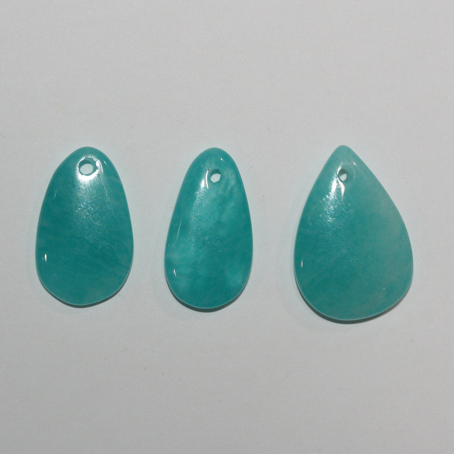 Pendentif goutte lisse en amazonite péruvienne 30x16mm environ - (1 pièce)