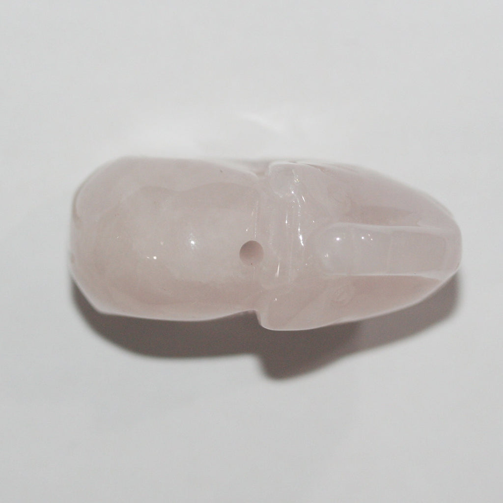 Pendentif éléphant sculpté en quartz rose, 26 x 40 mm environ.