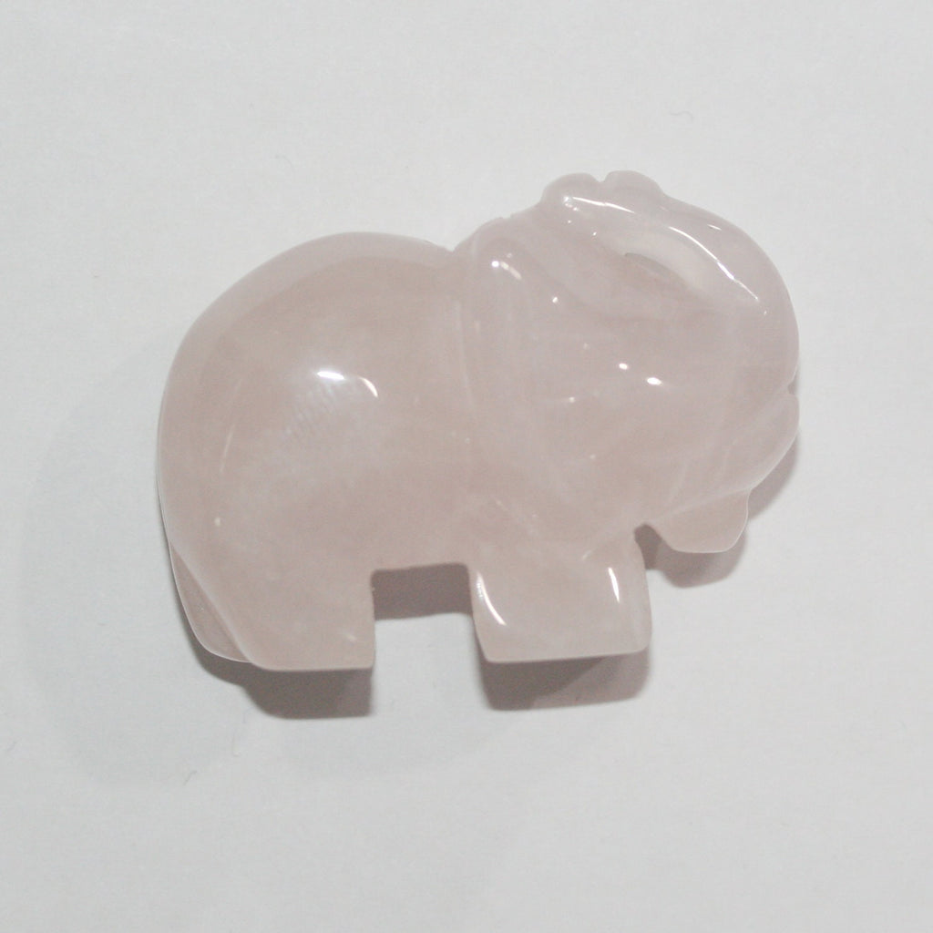 Pendentif éléphant sculpté en quartz rose, 26 x 40 mm environ.