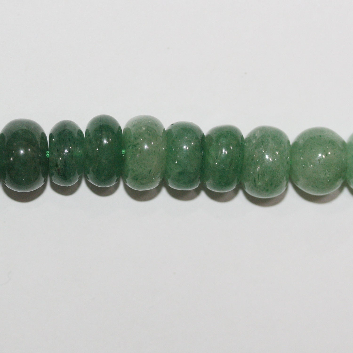 Perles rondelles lisses irrégulières en aventurine St de 15 pouces (10 x 6 mm). Longueur approximative du fil : 39 cm.