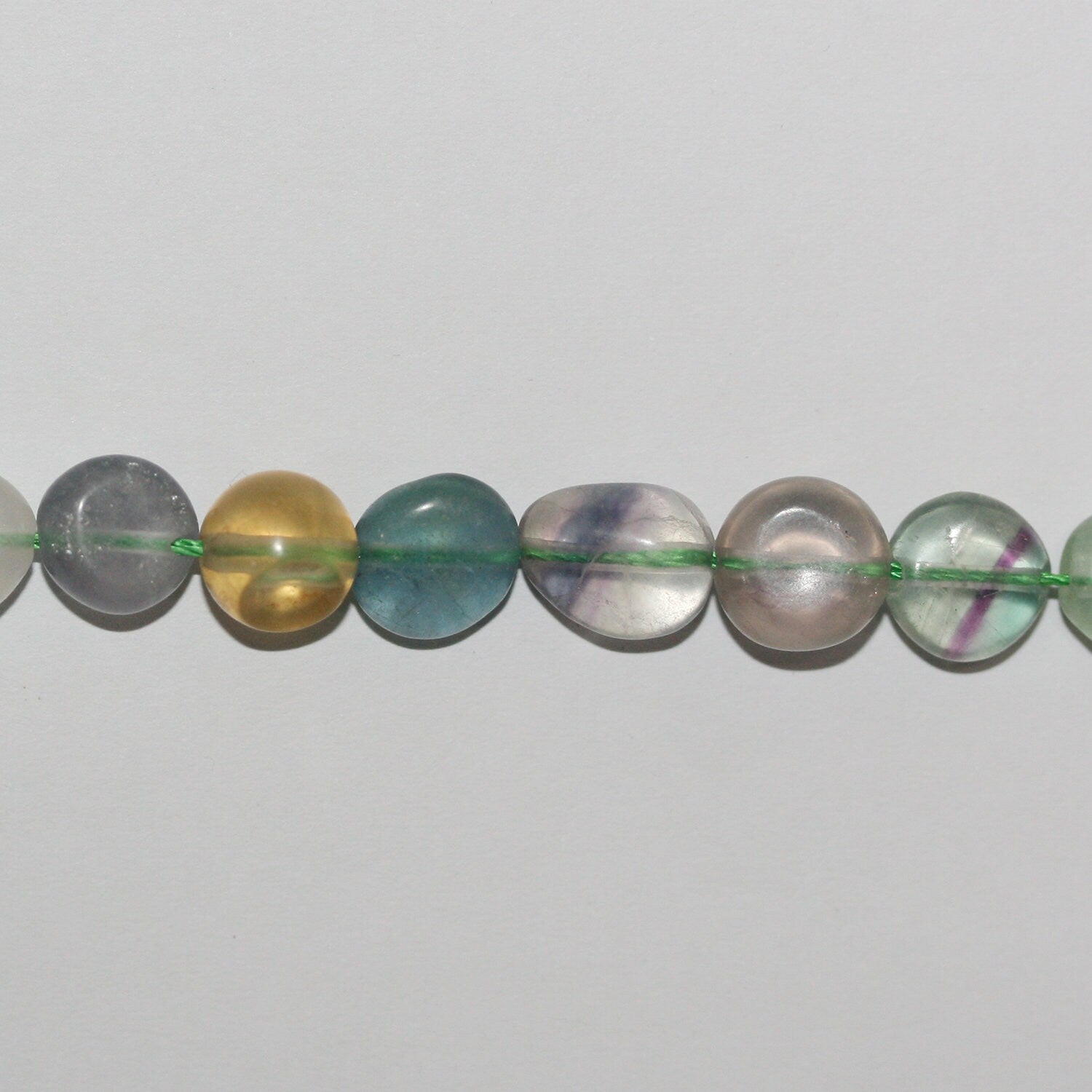 Perles de fluorite St lisses en pépites de 15 pouces (8-10 mm). Longueur approximative du fil : 39 cm.