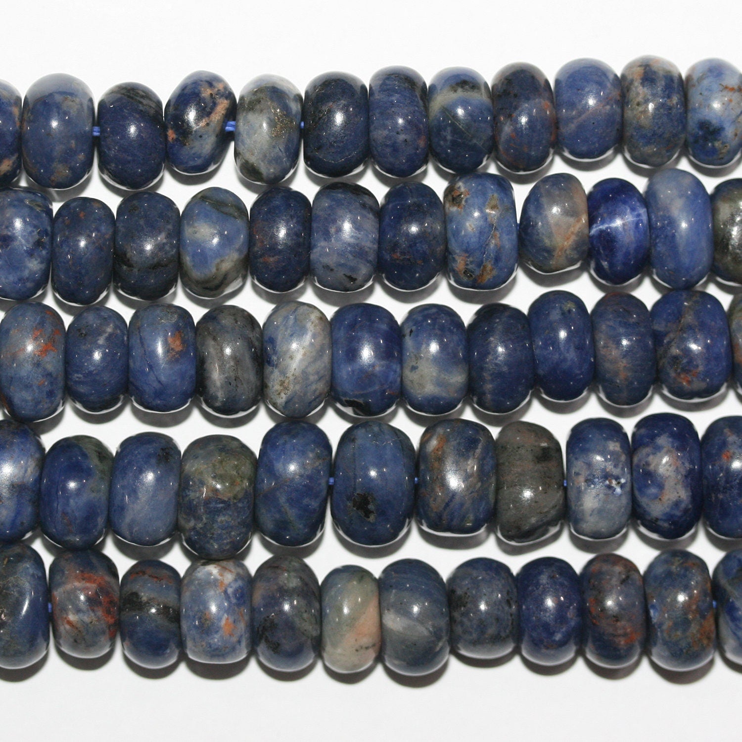 Perles rondelles lisses irrégulières en sodalite St de 15 pouces (10 x 6 mm). Longueur approximative du fil : 39 cm.