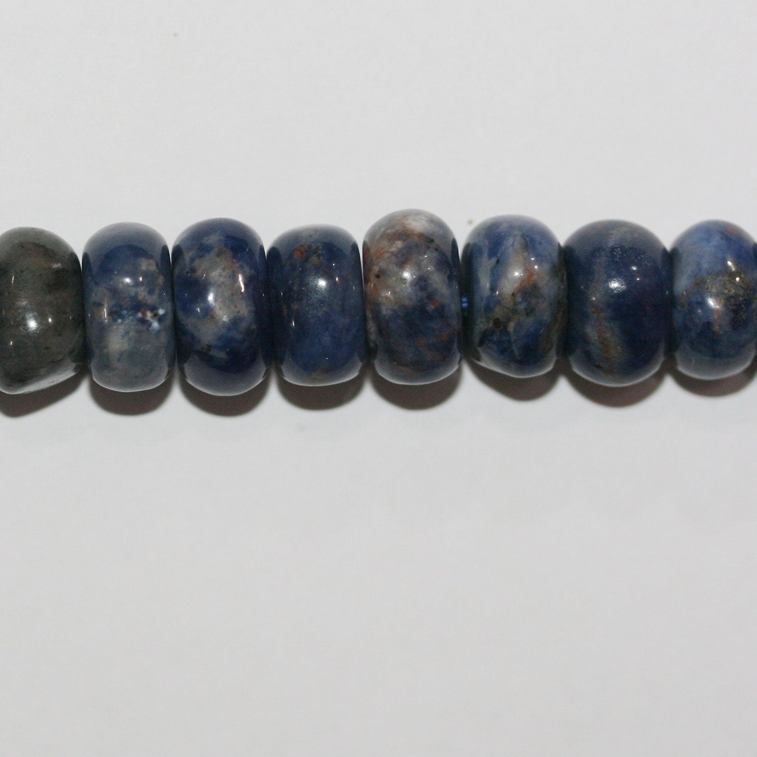 Perles rondelles lisses irrégulières en sodalite St de 15 pouces (10 x 6 mm). Longueur approximative du fil : 39 cm.