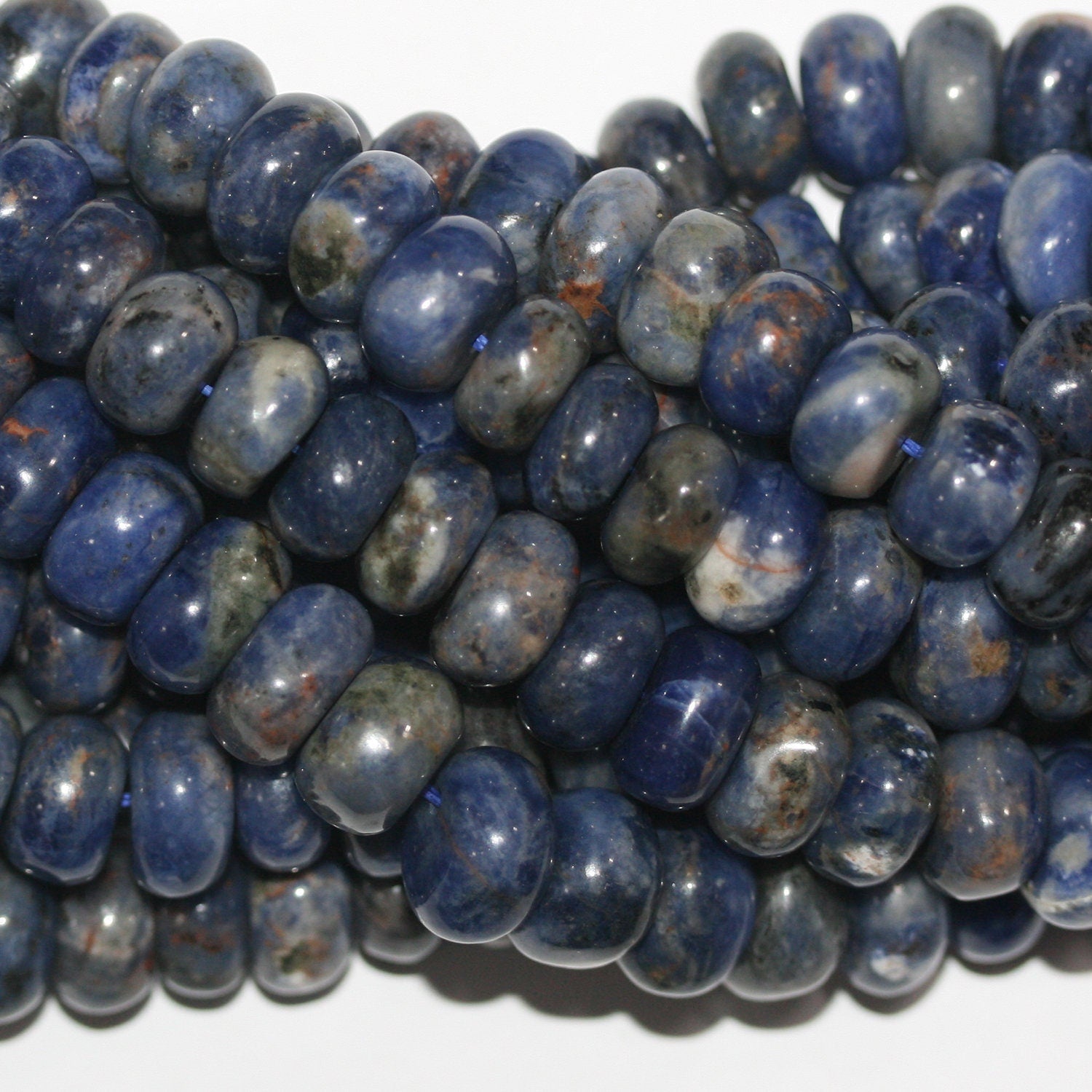 Perles rondelles lisses irrégulières en sodalite St de 15 pouces (10 x 6 mm). Longueur approximative du fil : 39 cm.