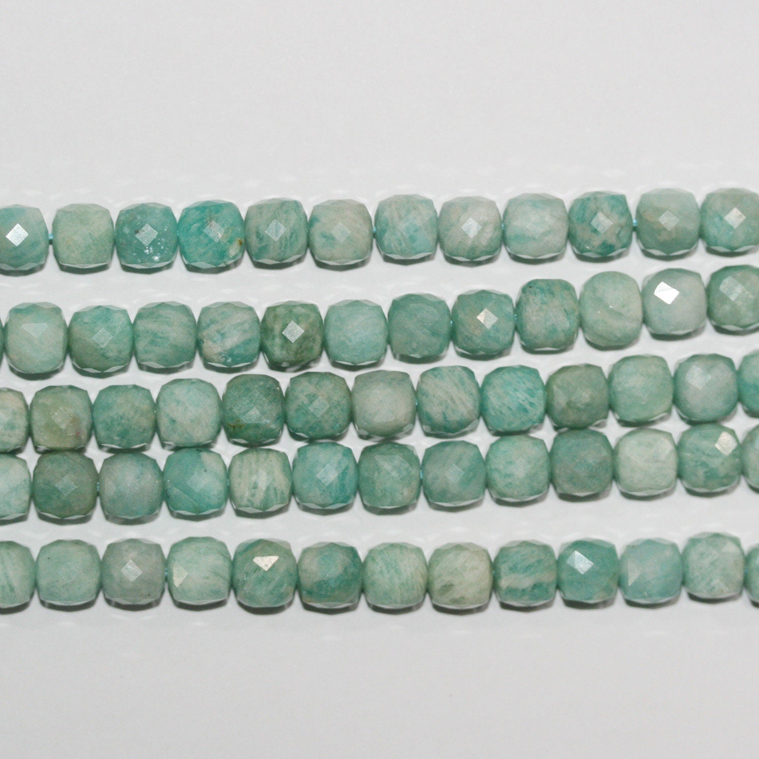 Perles cubiques à facettes en amazonite St de 15 pouces, 6-7 mm. - Fil de 39 cm.