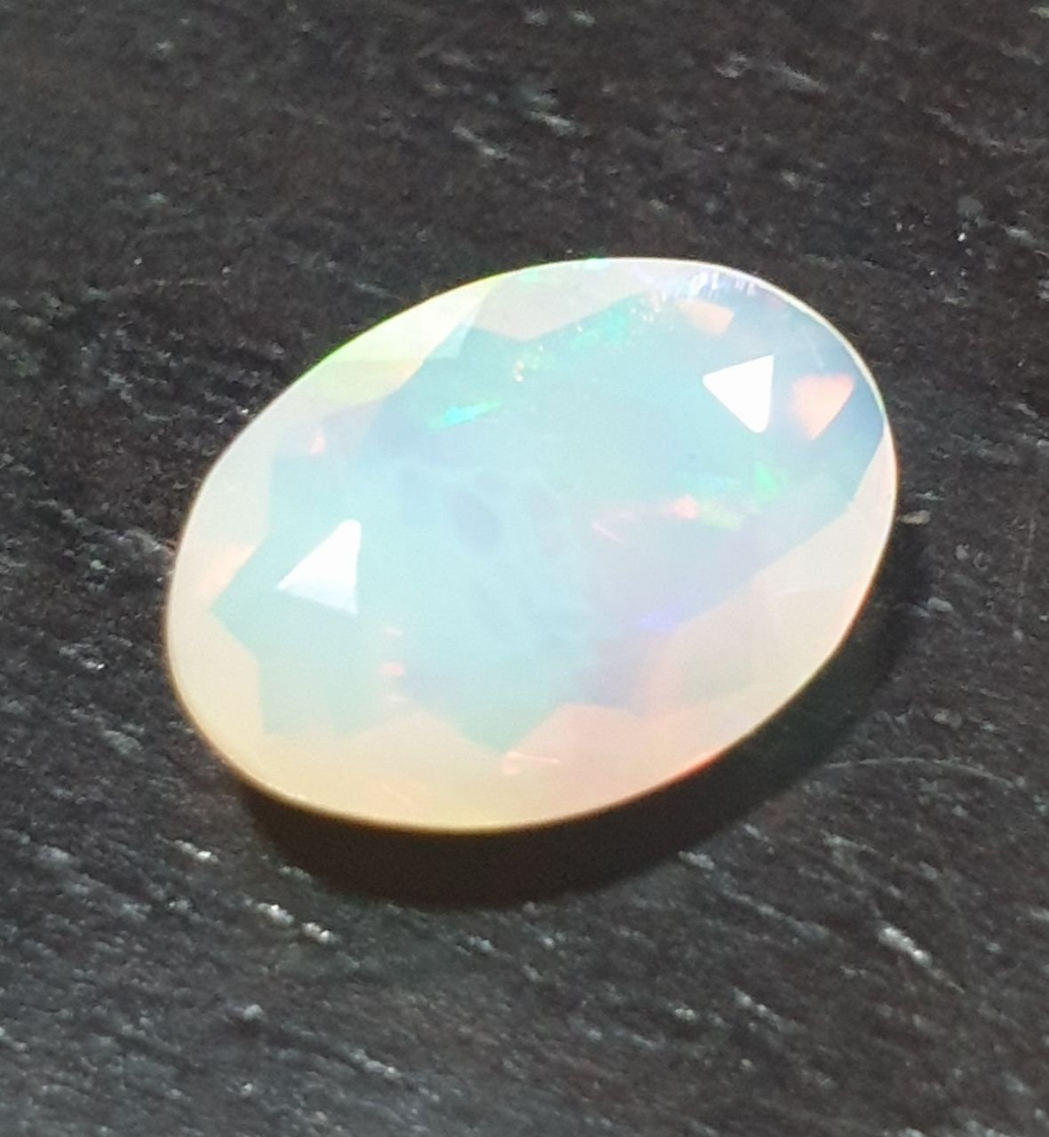 Ópalo blanco AAA facetado ovalado de 12,9 x 9 mm y 2,38 ct. Ópalo natural sin tratar. Gran intensidad de color. Talla excepcional.