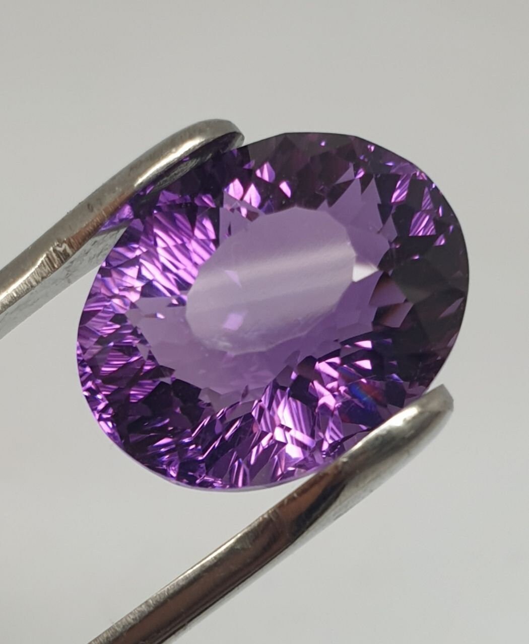 Amatista africana única en su tipo, piedra ovalada de lujo, corte único, 18,2 x 14,5 mm, 17 ct, corte realmente elegante