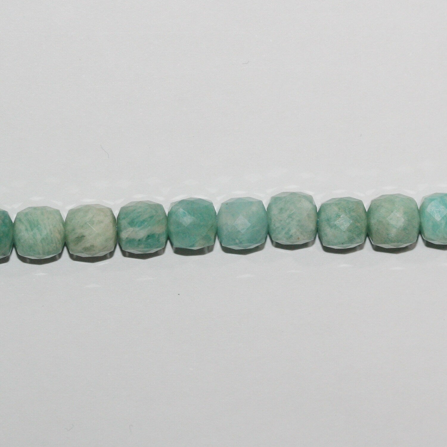 Perles cubiques à facettes en amazonite St de 15 pouces, 6-7 mm. - Fil de 39 cm.