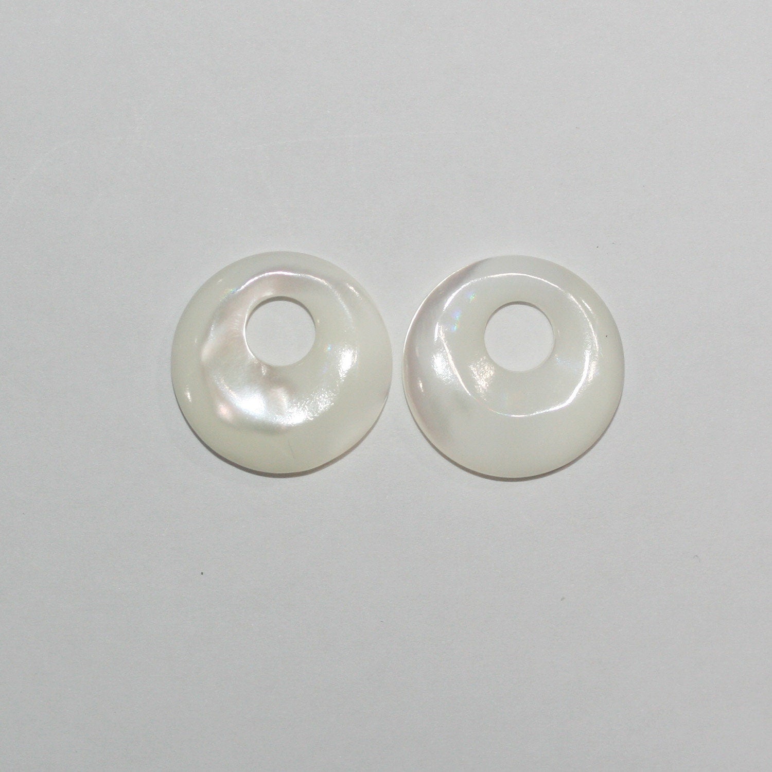 Pendentif rond en nacre 20 mm (1 paire)