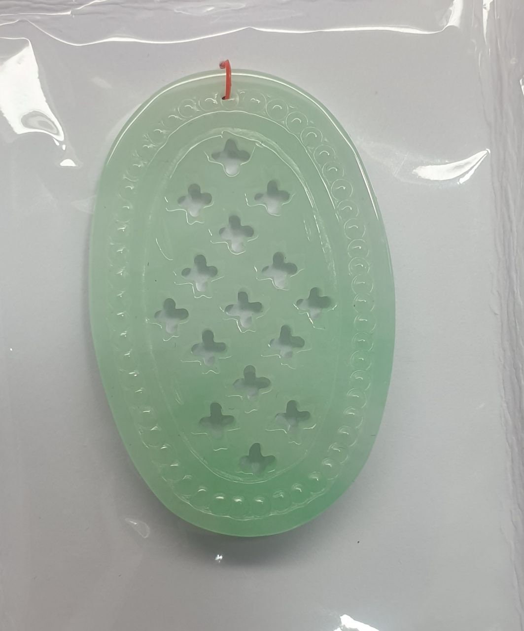 Pendentif en jade de Birmanie finement sculpté (jadéite), 47 x 31 mm. Jade naturel non traité.