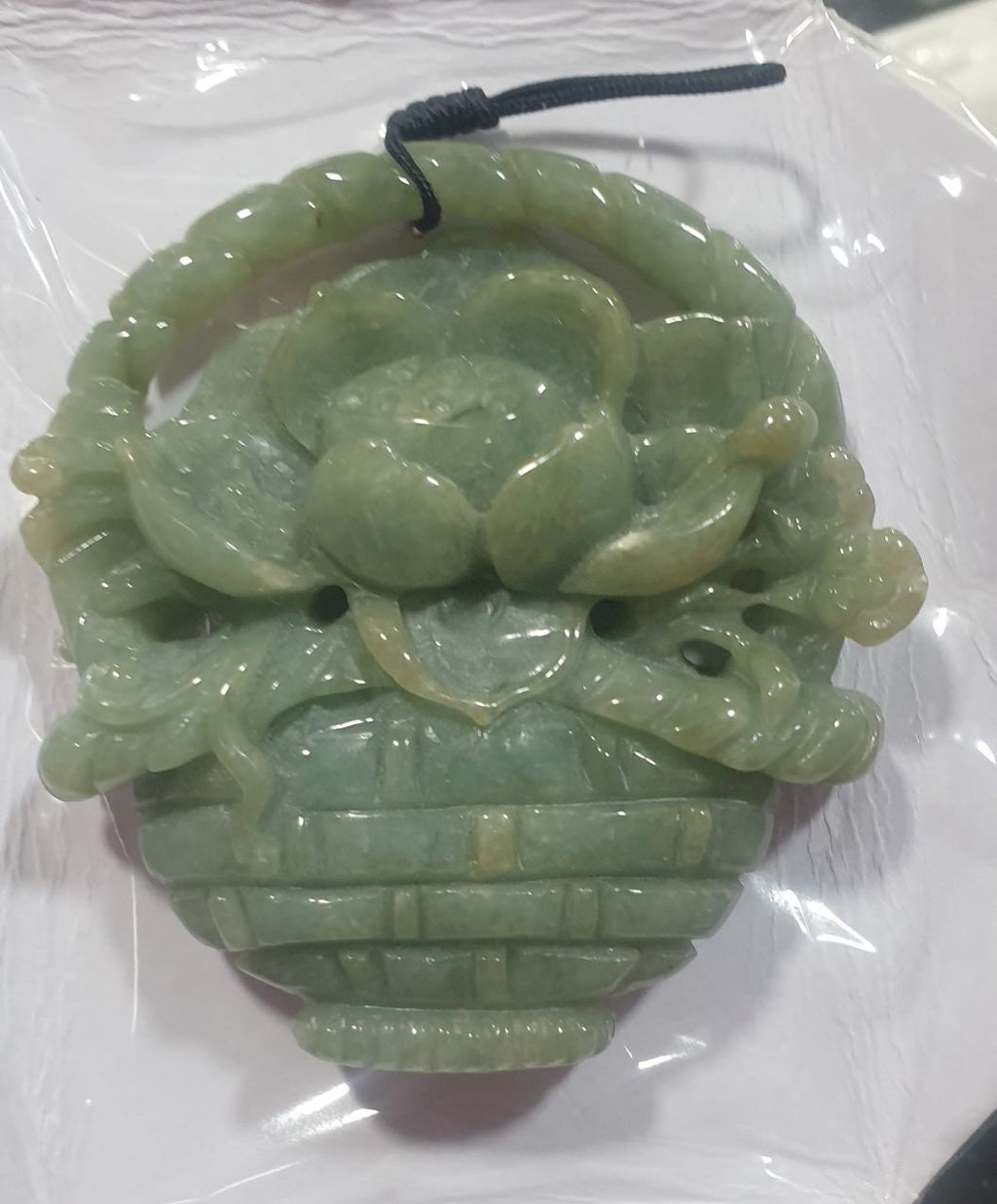 Colgante de jade de Birmania tallado superfino de 55 x 50 mm. Jade sin tratar - Jade natural.