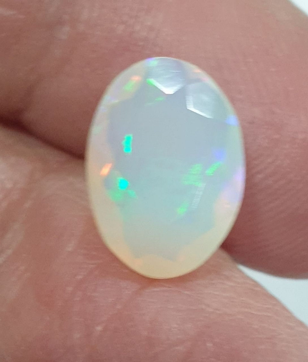 Ópalo blanco AAA facetado ovalado de 12,9 x 9 mm y 2,38 ct. Ópalo natural sin tratar. Gran intensidad de color. Talla excepcional.
