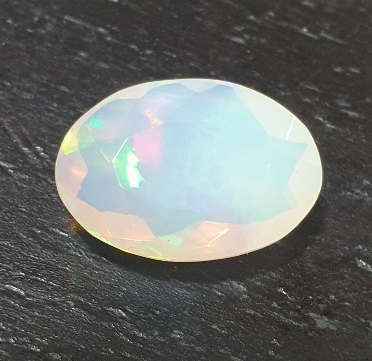Ópalo blanco AAA facetado ovalado de 12,9 x 9 mm y 2,38 ct. Ópalo natural sin tratar. Gran intensidad de color. Talla excepcional.