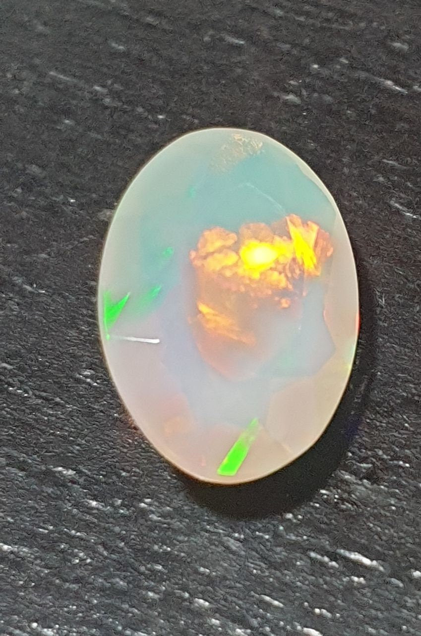 Ópalo blanco AAA facetado ovalado de 12,9 x 9 mm y 2,38 ct. Ópalo natural sin tratar. Gran intensidad de color. Talla excepcional.