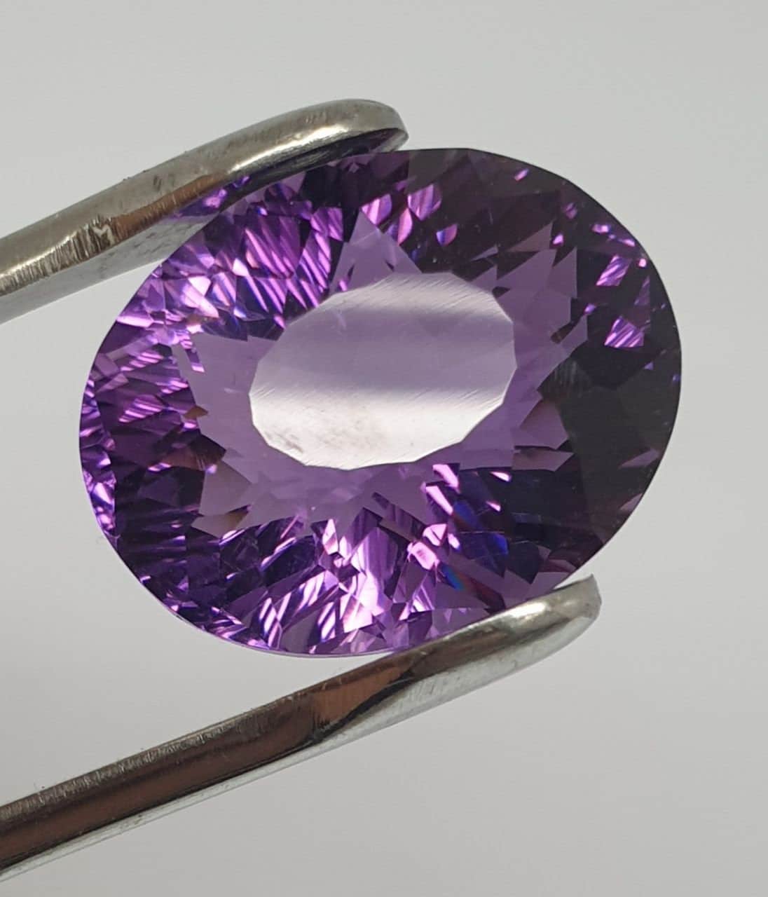 Amatista africana única en su tipo, piedra ovalada de lujo, corte único, 18,2 x 14,5 mm, 17 ct, corte realmente elegante