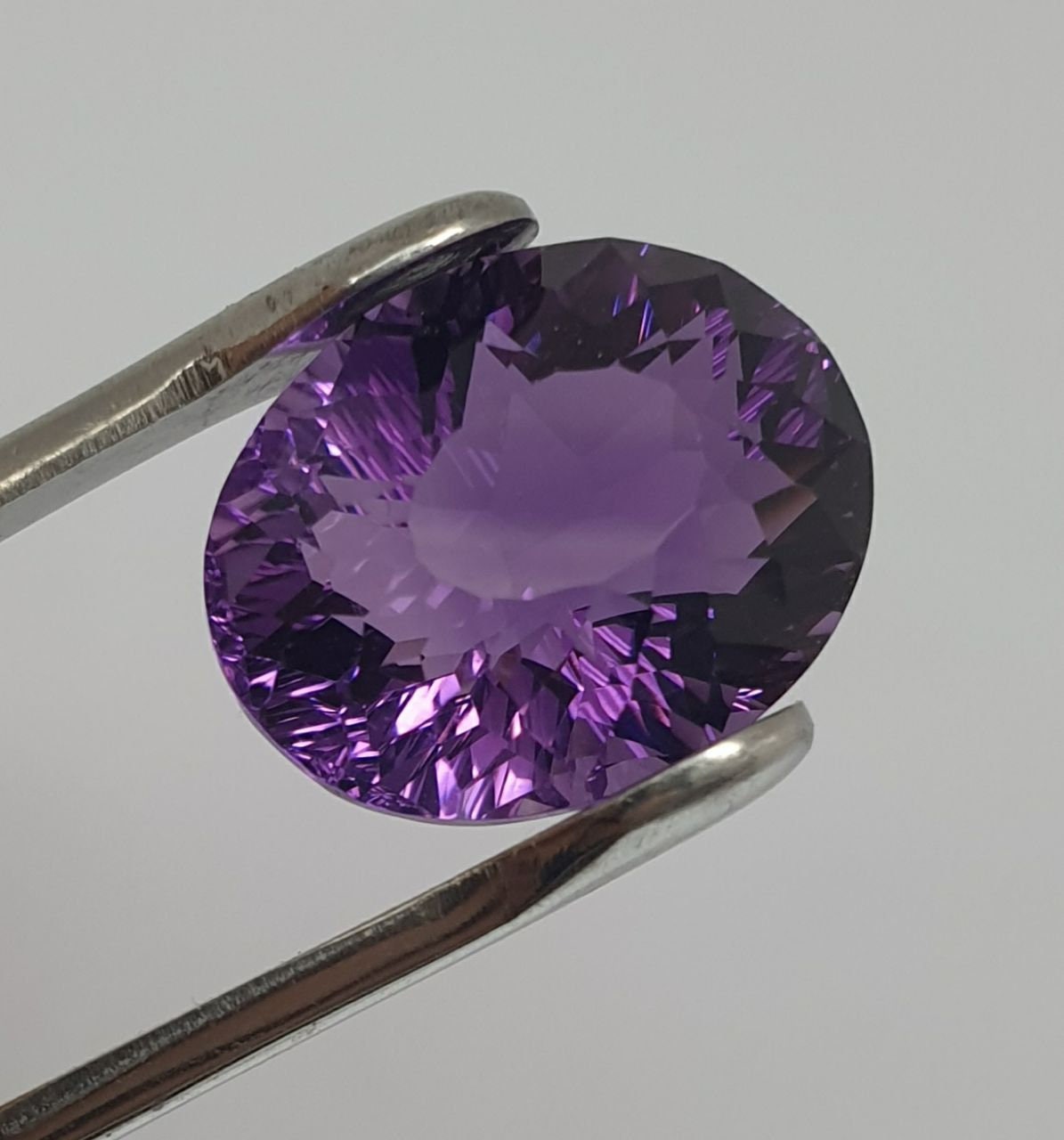 Amatista africana única en su tipo, piedra ovalada de lujo, corte único, 18,2 x 14,5 mm, 17 ct, corte realmente elegante