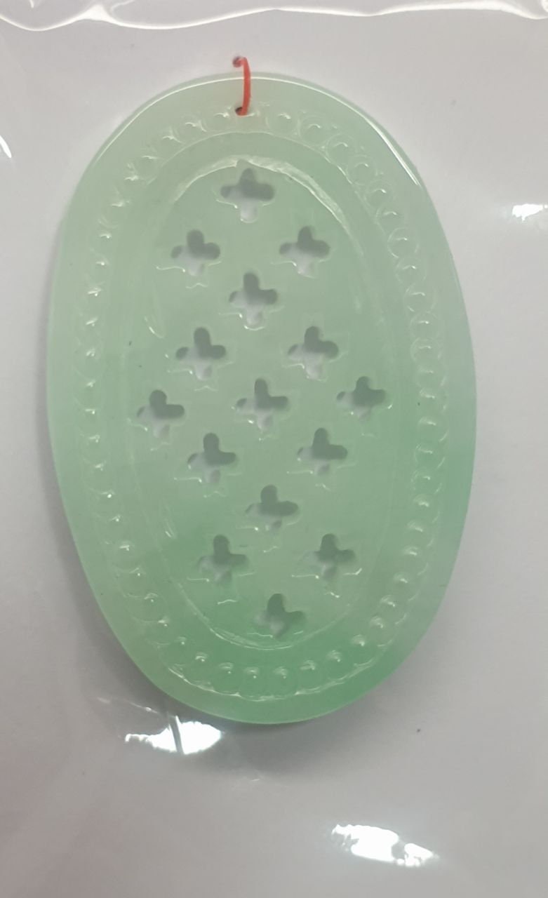 Pendentif en jade de Birmanie finement sculpté (jadéite), 47 x 31 mm. Jade naturel non traité.