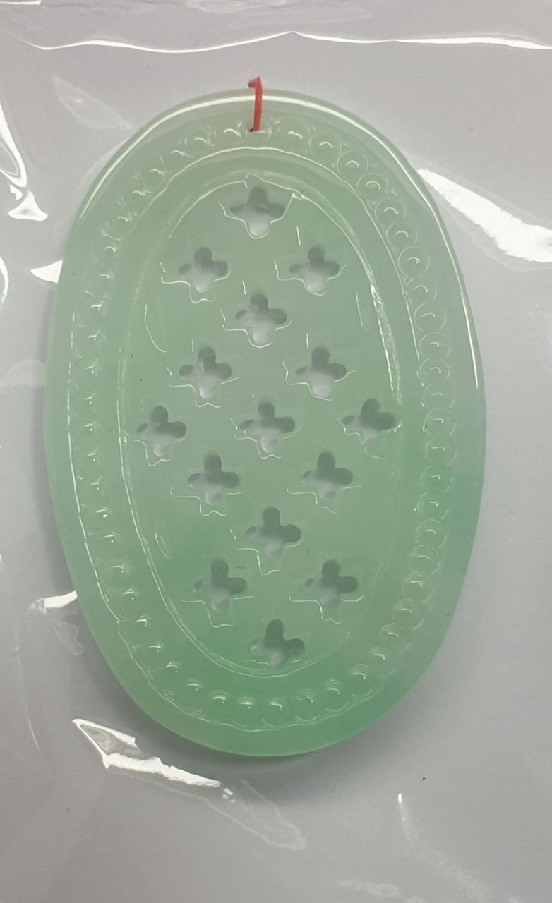 Pendentif en jade de Birmanie finement sculpté (jadéite), 47 x 31 mm. Jade naturel non traité.