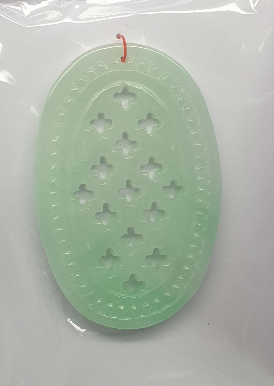 Colgante de jadeíta de Birmania tallado superfino de 47 x 31 mm. Jade sin tratar - Jade natural.