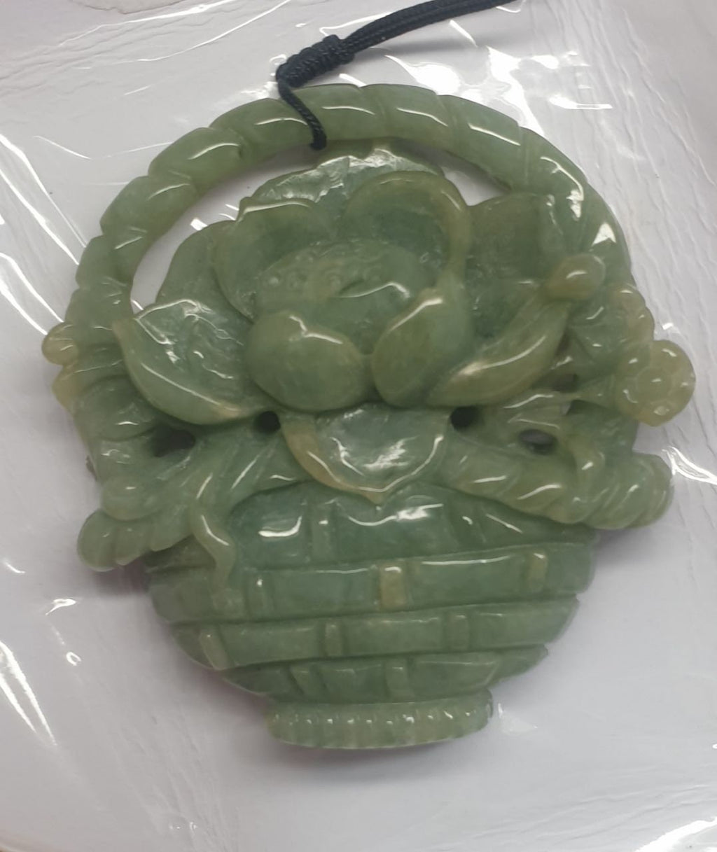 Colgante de jade de Birmania tallado superfino de 55 x 50 mm. Jade sin tratar - Jade natural.