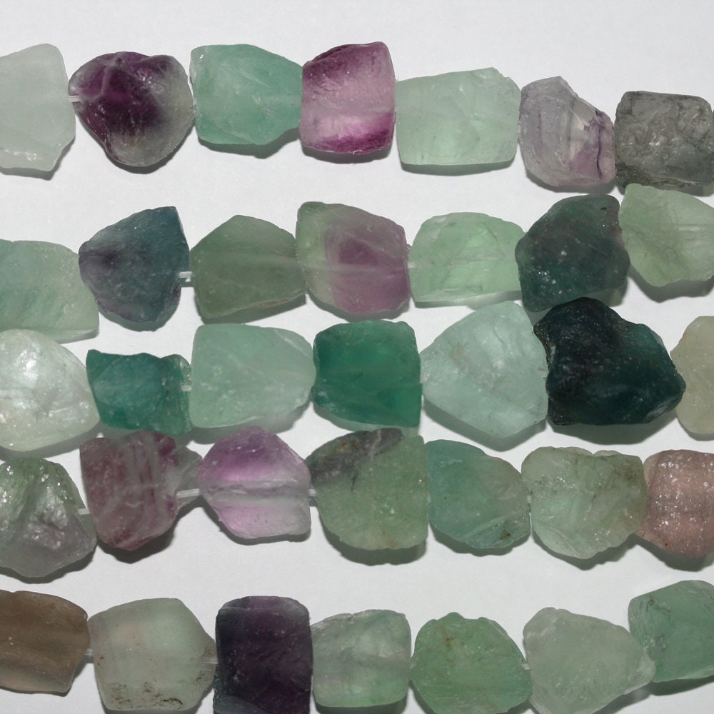 Perles de fluorite St non polies, 15-20 mm environ - Longueur du fil : 39 cm