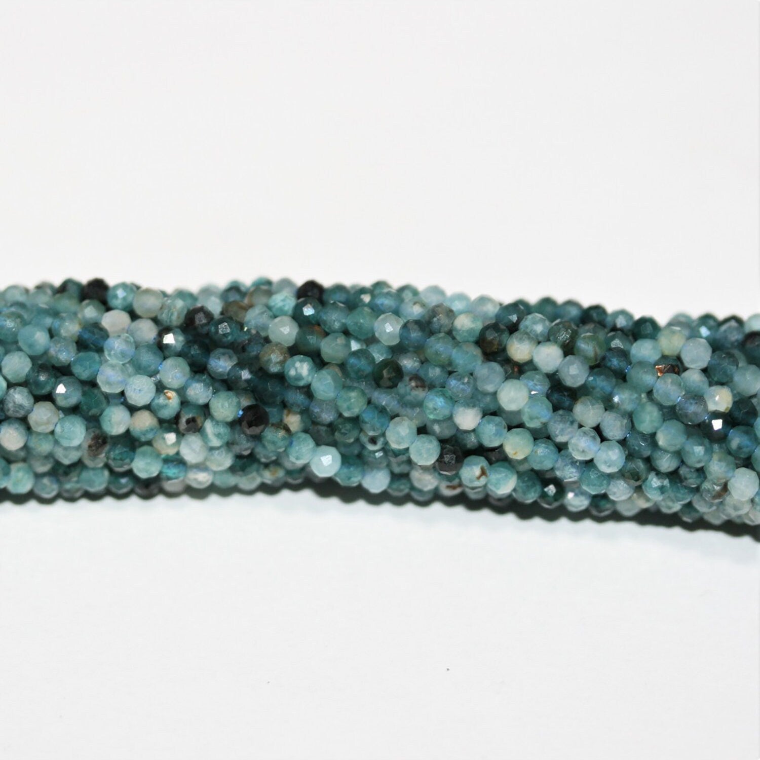 Cuentas redondas facetadas de turmalina azul de 16" de 2,5 mm - Hilo de 40 cm.