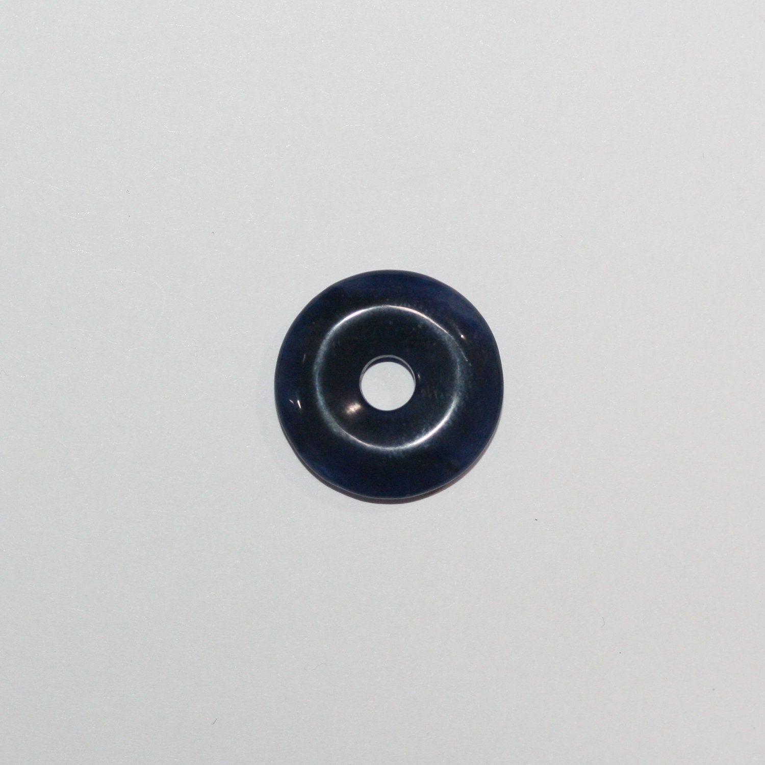 Pendentif disque en sodalite lisse en forme de beignet 20 mm.