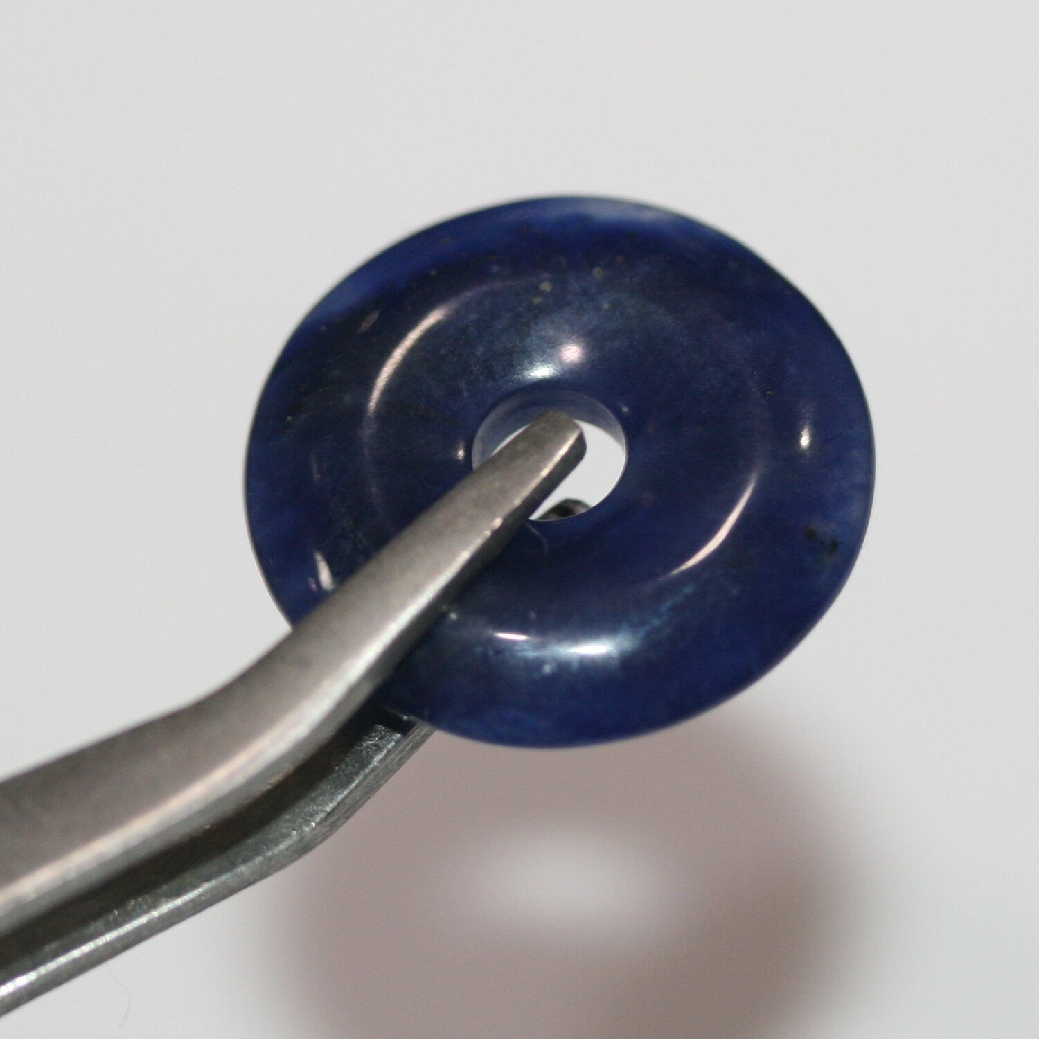 Pendentif disque en sodalite lisse en forme de beignet 20 mm.