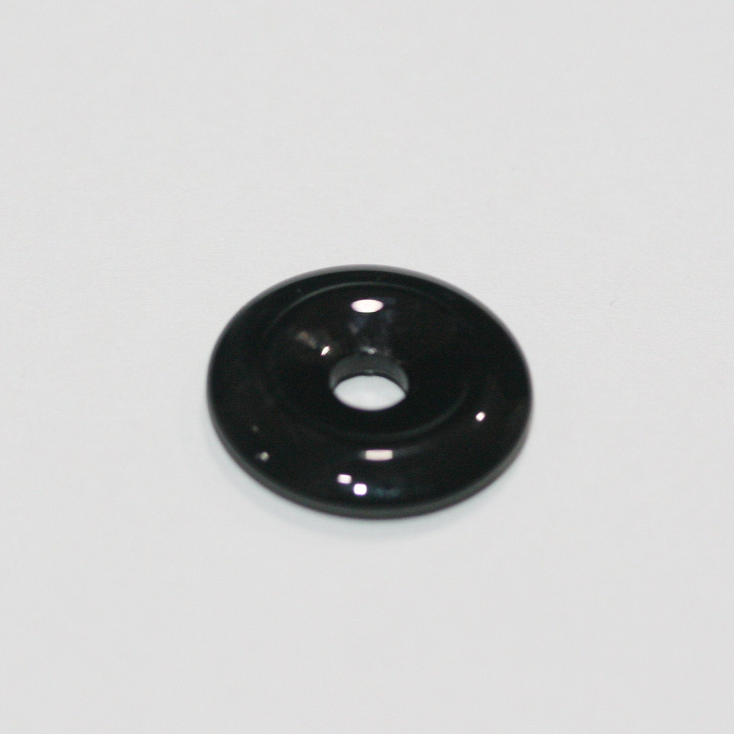Pendentif disque en obsidienne lisse en forme de beignet 20 mm.