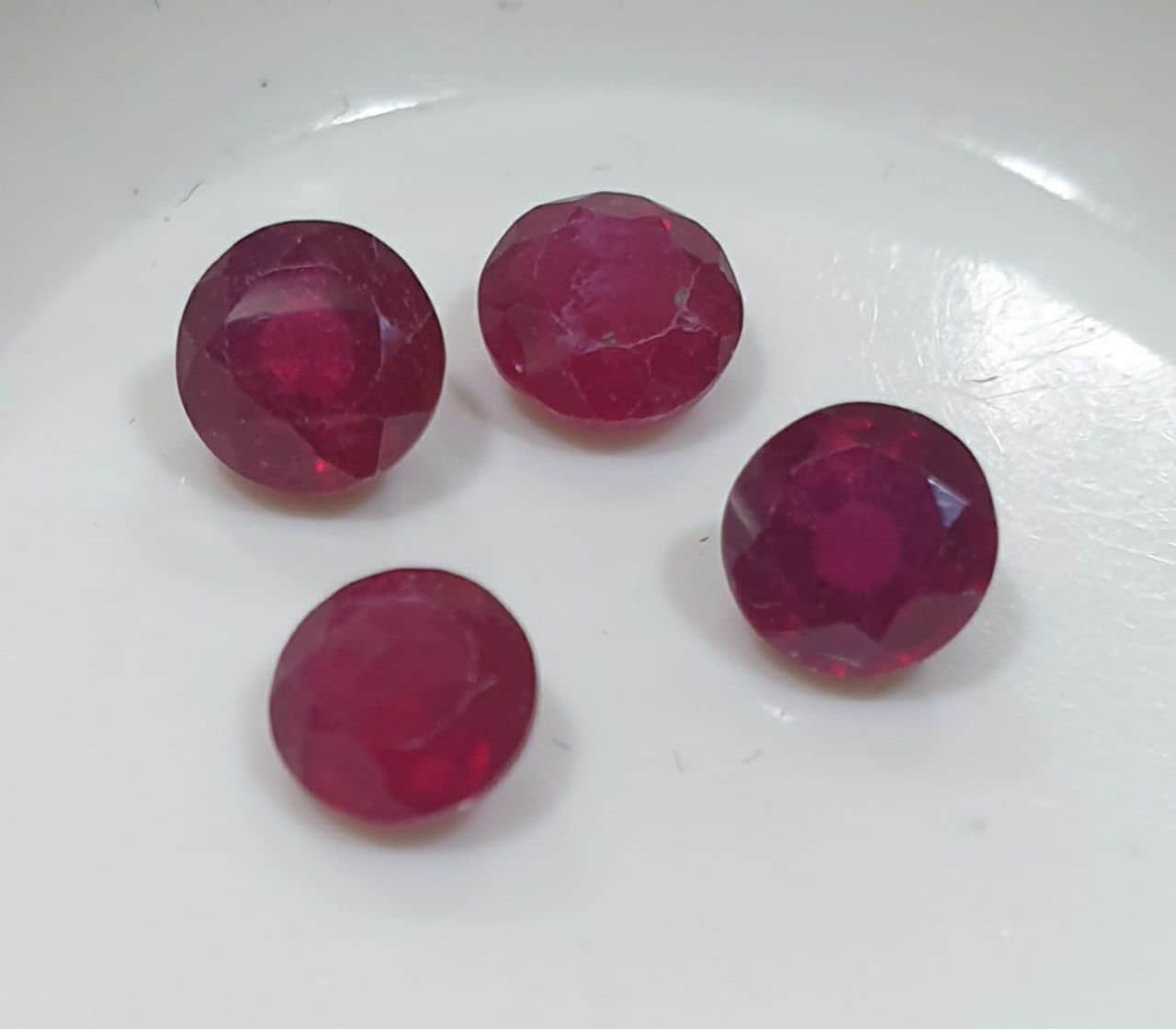 Lote de 4 rubíes facetados redondos de 5 mm. - 4 piezas