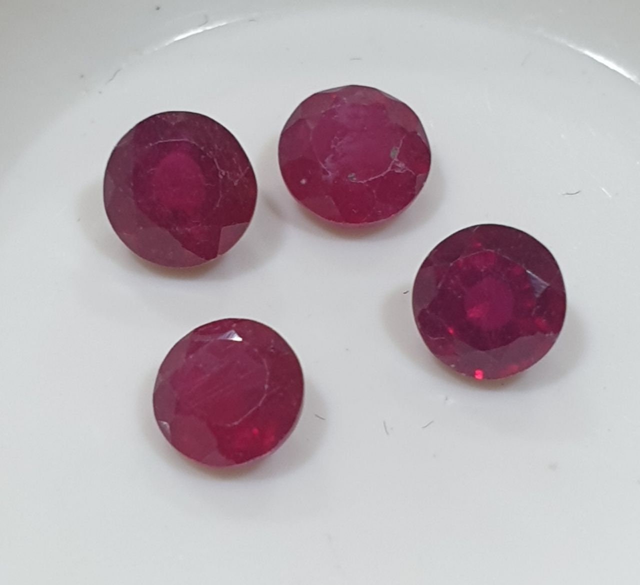 Lote de 4 rubíes facetados redondos de 5 mm. - 4 piezas