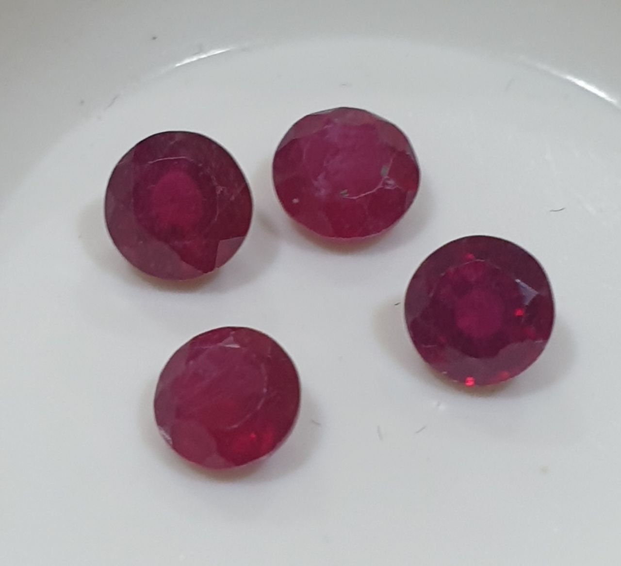 Lote de 4 rubíes facetados redondos de 5 mm. - 4 piezas