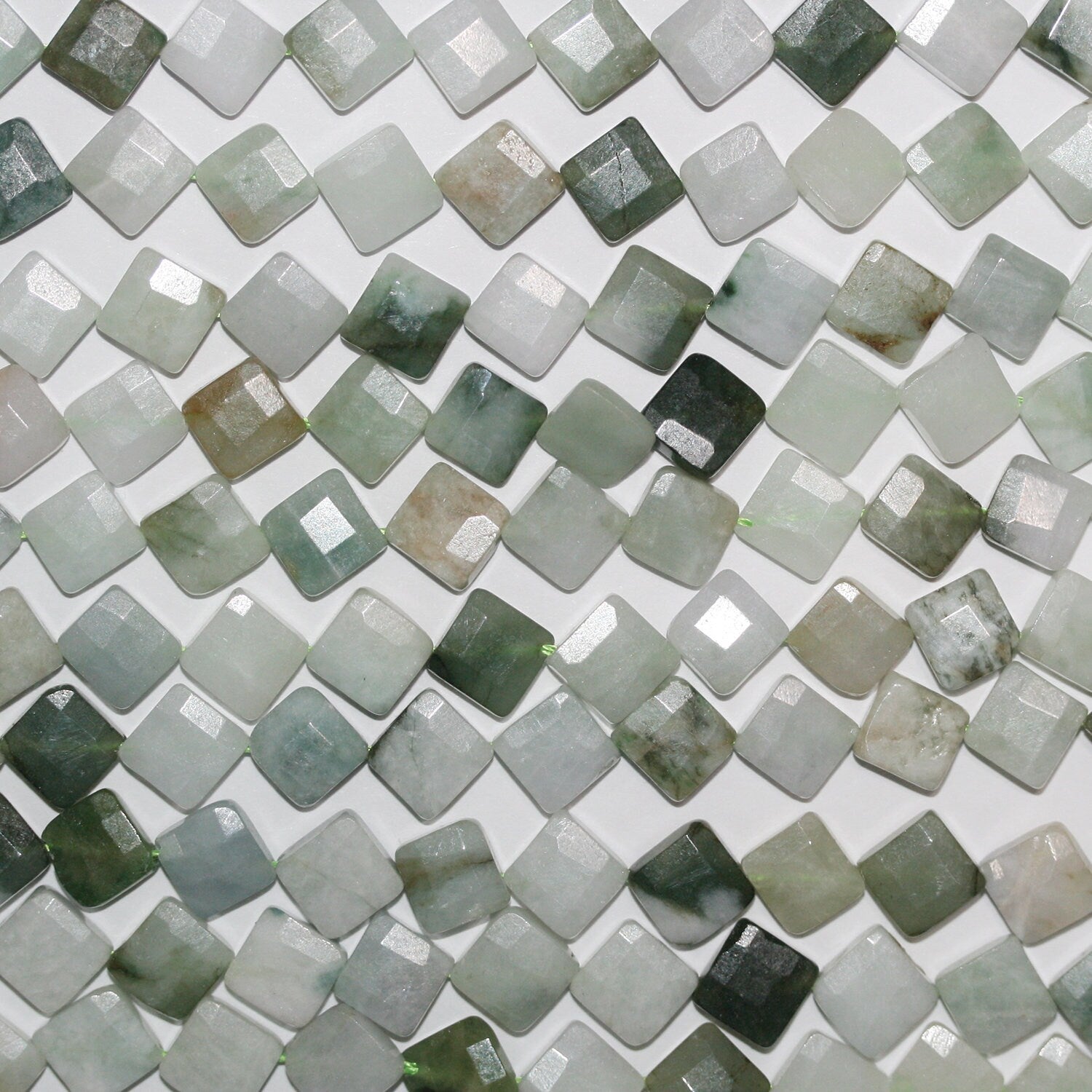 Perles de jade de Sainte-Birmanie à facettes en forme de diamant, 11 mm environ - Longueur du brin : 39 cm.