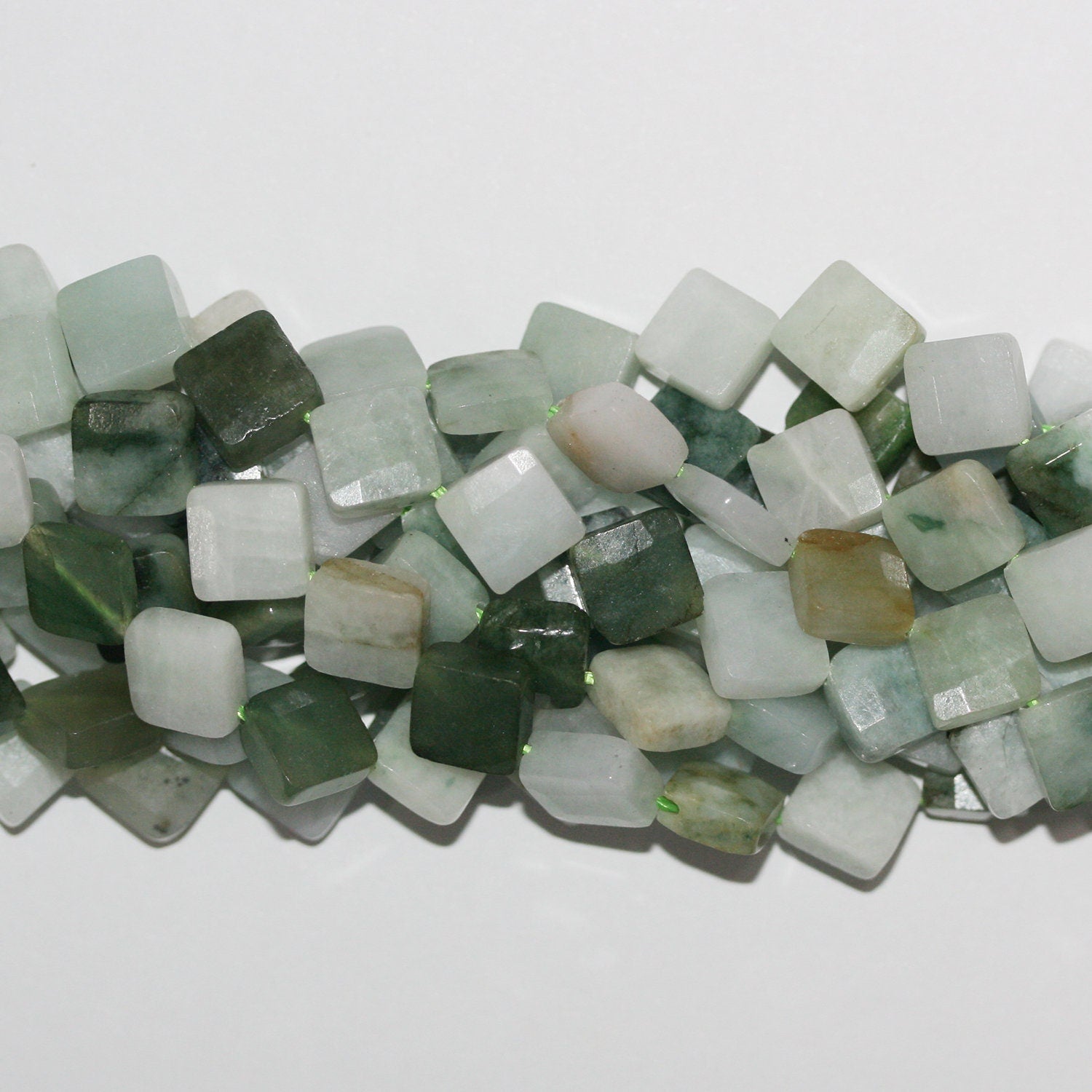 Perles de jade de Sainte-Birmanie à facettes en forme de diamant, 11 mm environ - Longueur du brin : 39 cm.