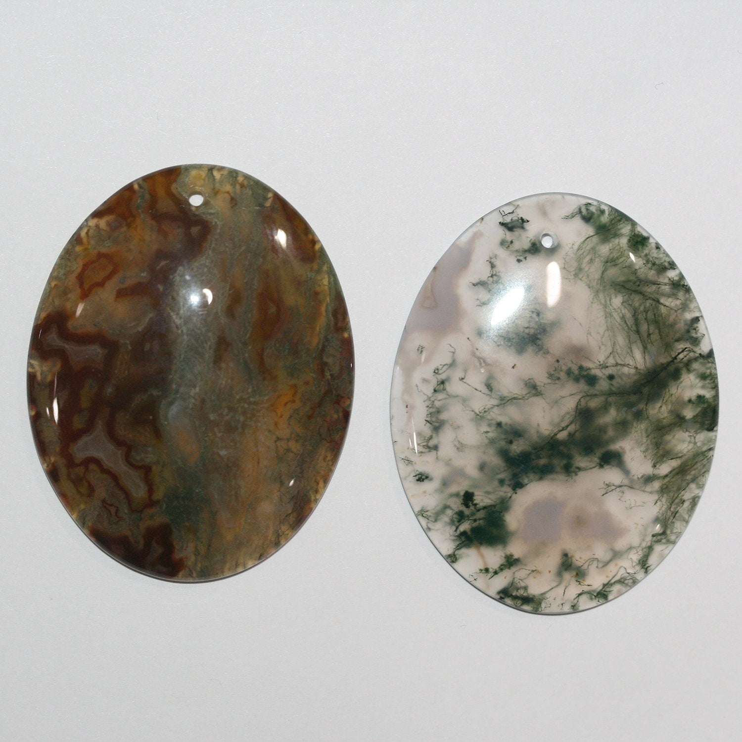 Colgante ovalado liso de ágata musgosa 52x41 mm aprox. (1 ud.).