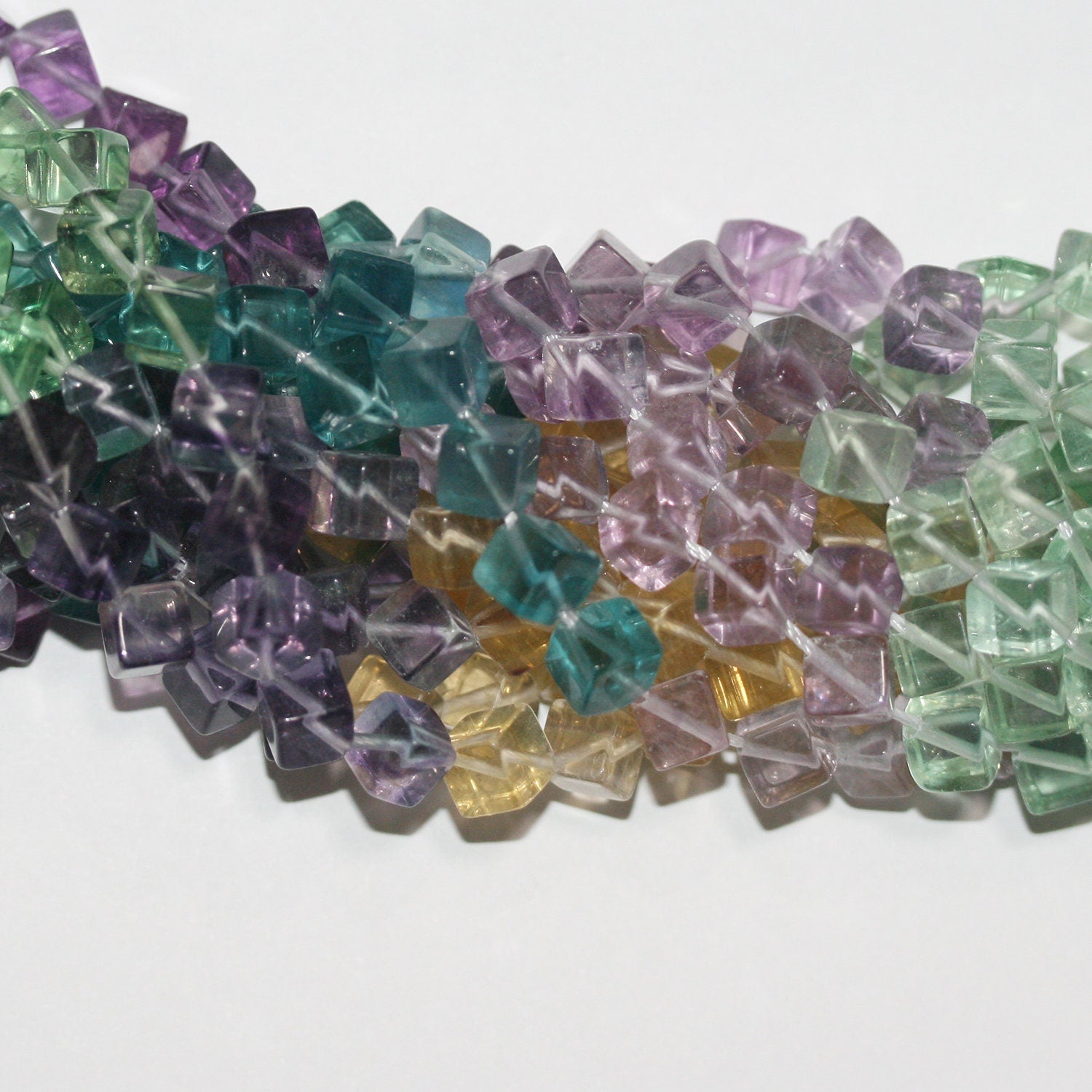 Perles cubiques lisses en fluorite St de 15 pouces, 6 mm - Fil de 39 cm.