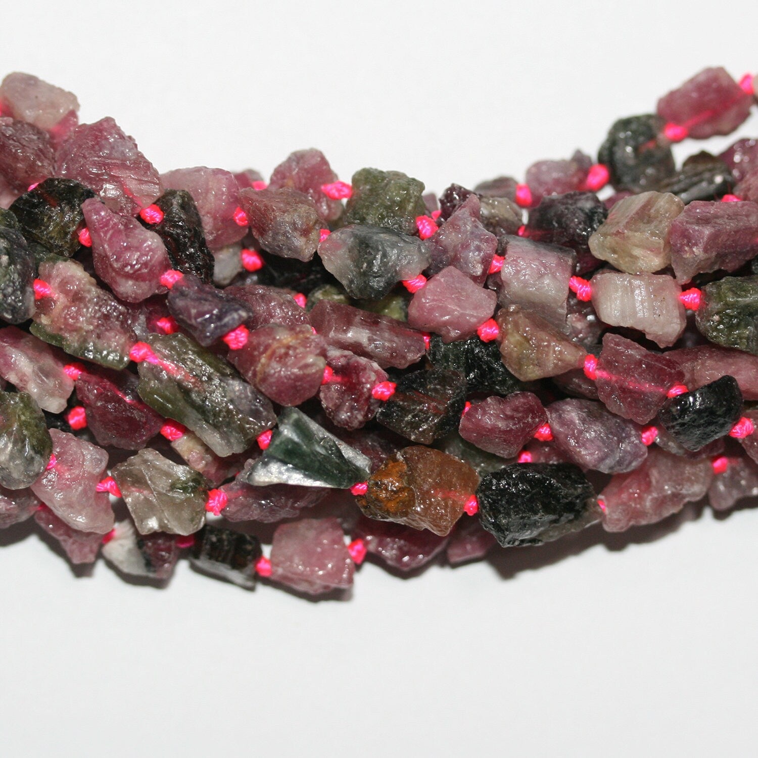 Cuentas de turmalina sin pulir de 16", 10-12 mm aprox., hilo de 40 cm.