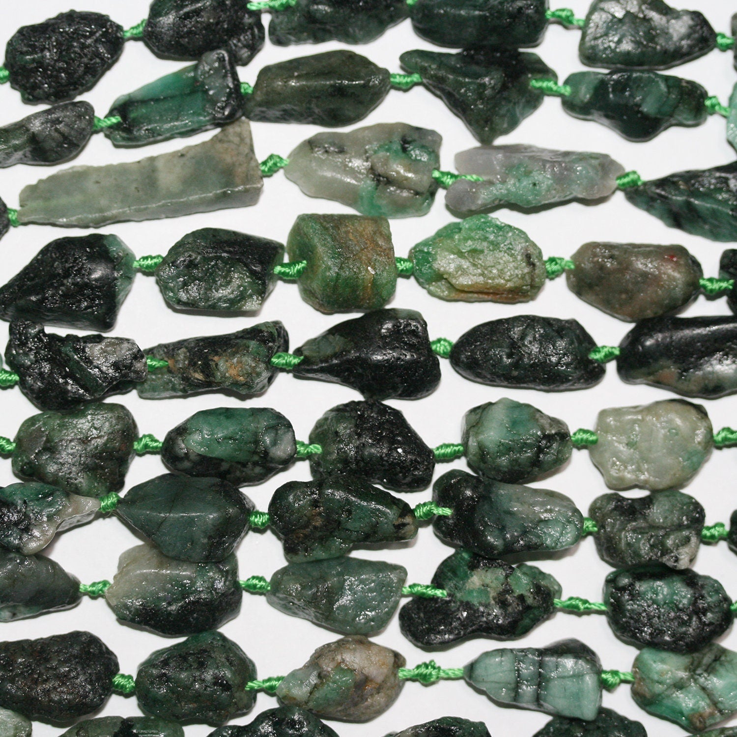 Perles pépites St Emerald non polies de 16 pouces, 15 x 11 mm environ - Longueur du brin : 40 cm.
