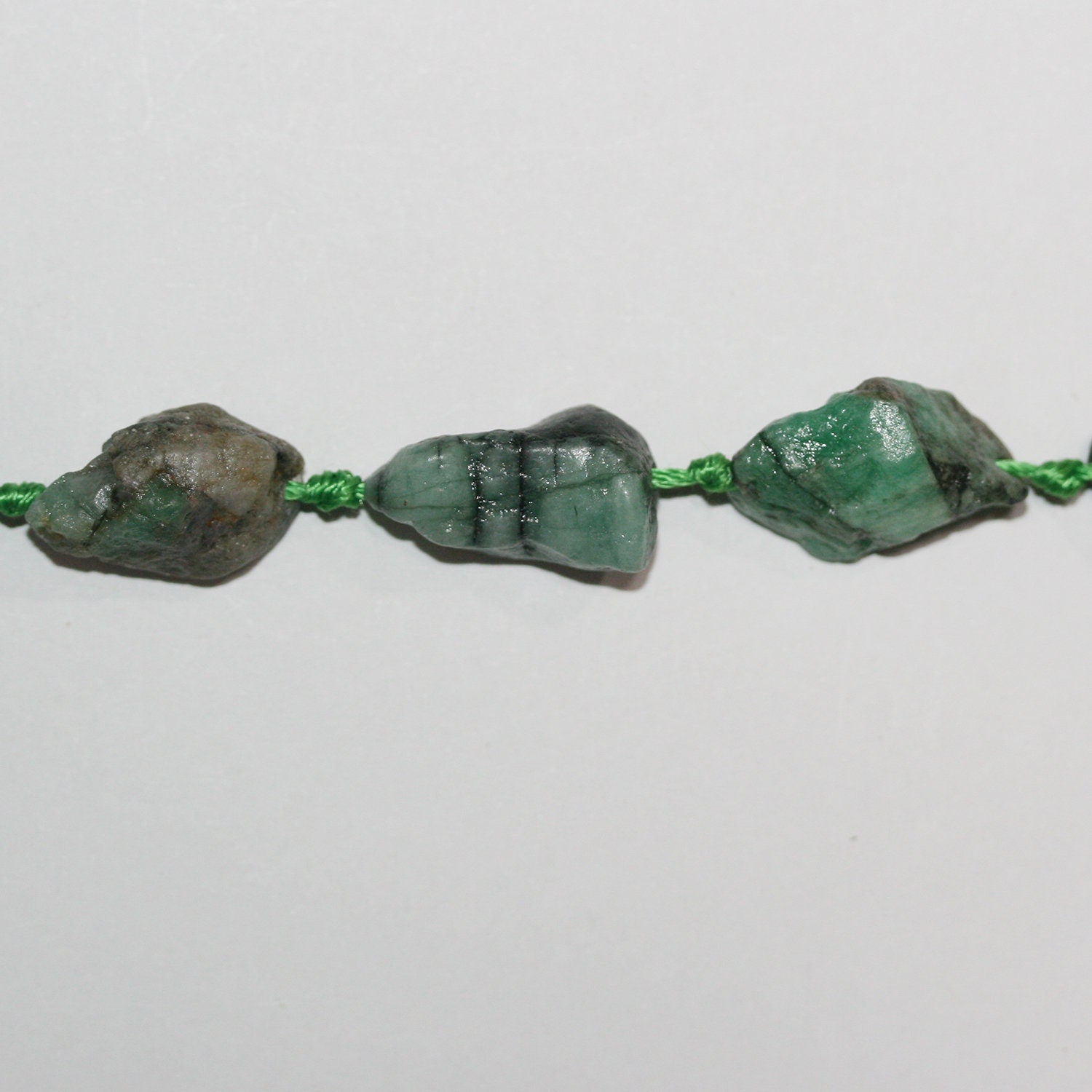 Perles pépites St Emerald non polies de 16 pouces, 15 x 11 mm environ - Longueur du brin : 40 cm.