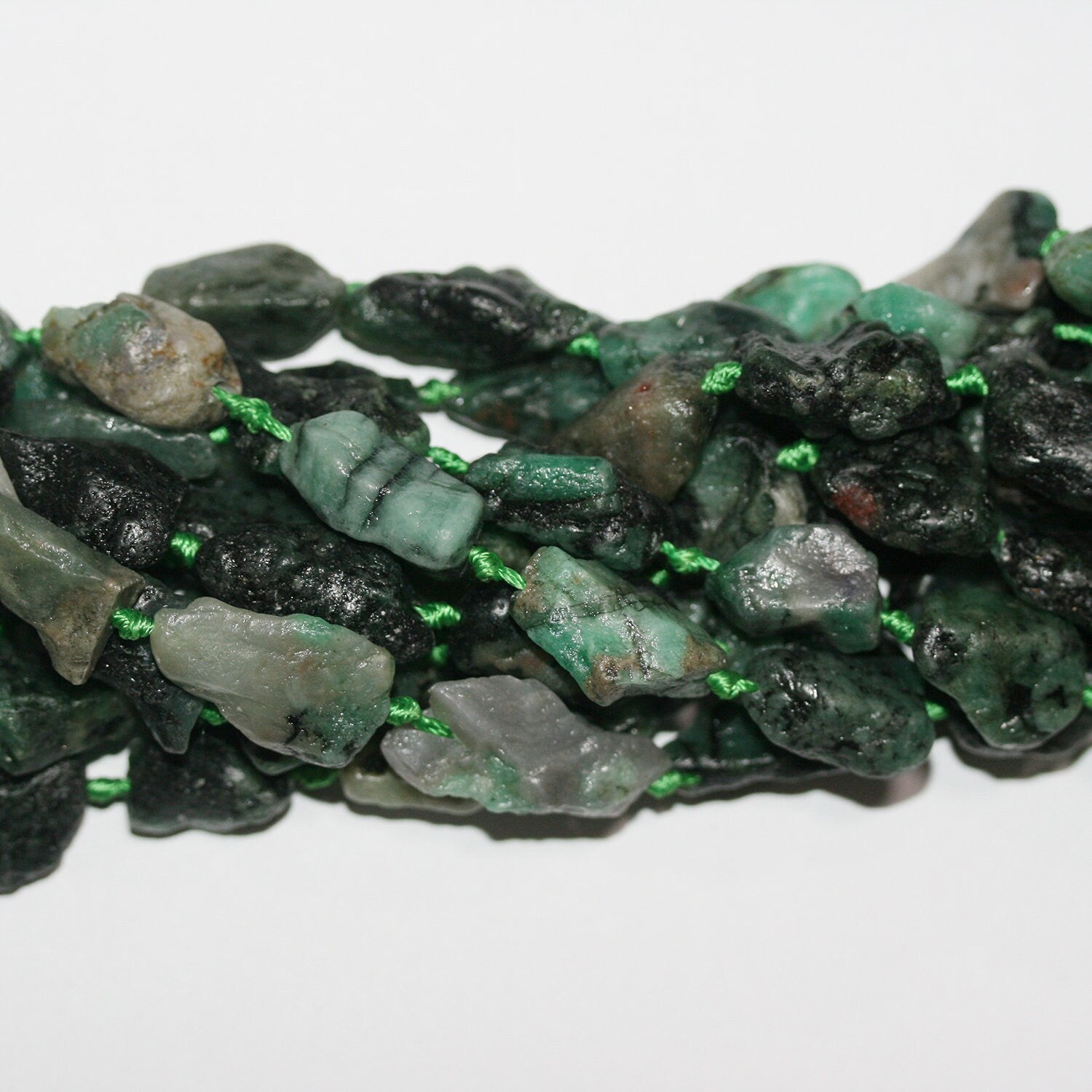 Perles pépites St Emerald non polies de 16 pouces, 15 x 11 mm environ - Longueur du brin : 40 cm.