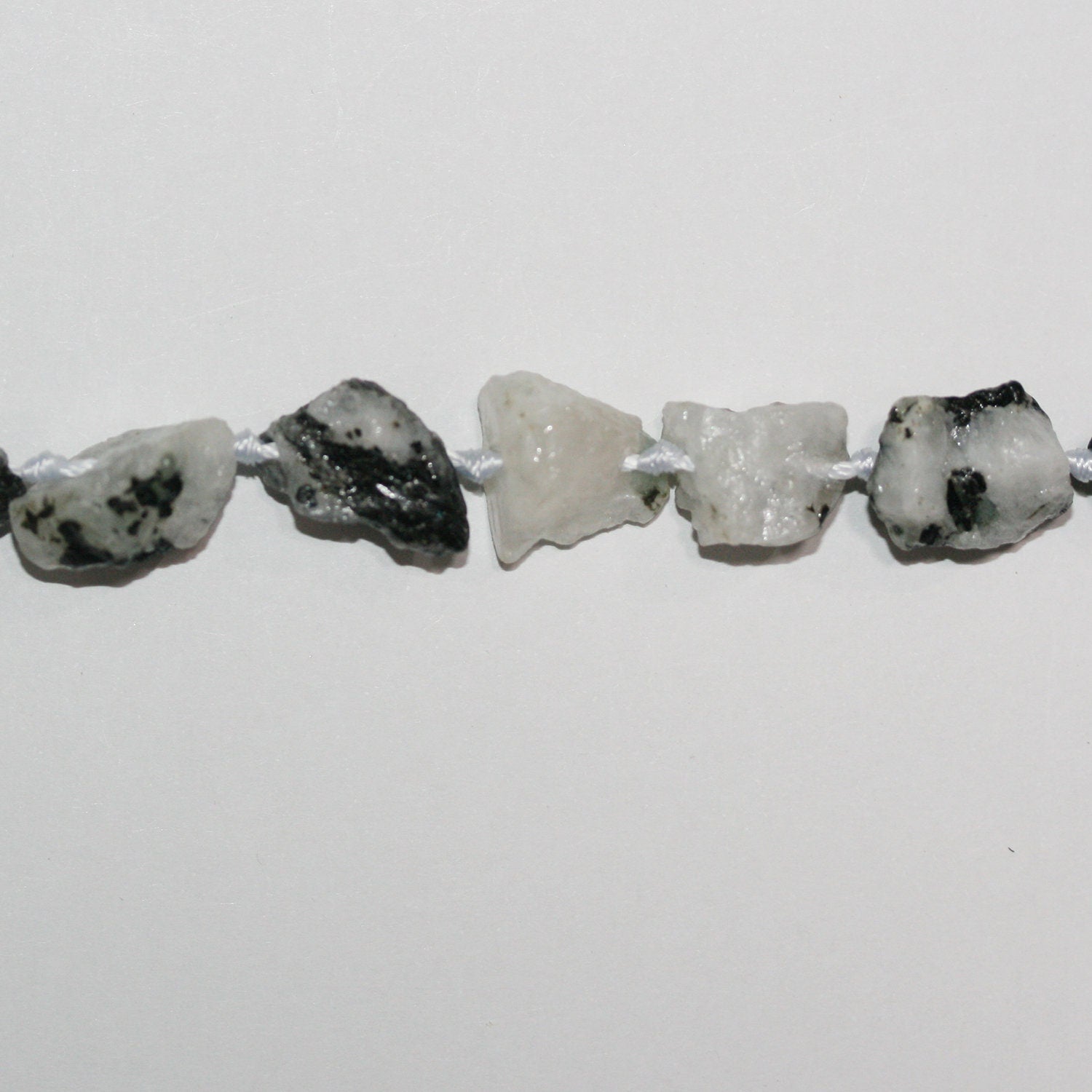 Perles de pierre de lune St non polies en pépites de 16 pouces, 13-15 mm environ - Fil de 40 cm.