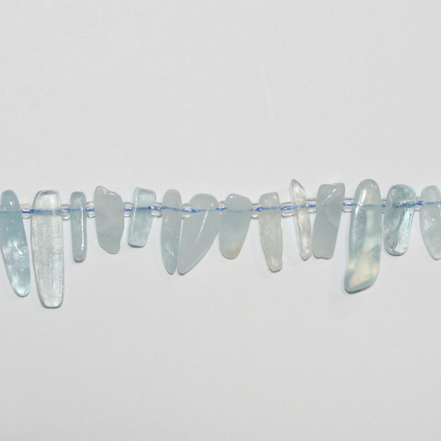 Cuentas irregulares lisas de aguamarina Santa de 16", 8-20 mm aprox., hilo de 40 cm.