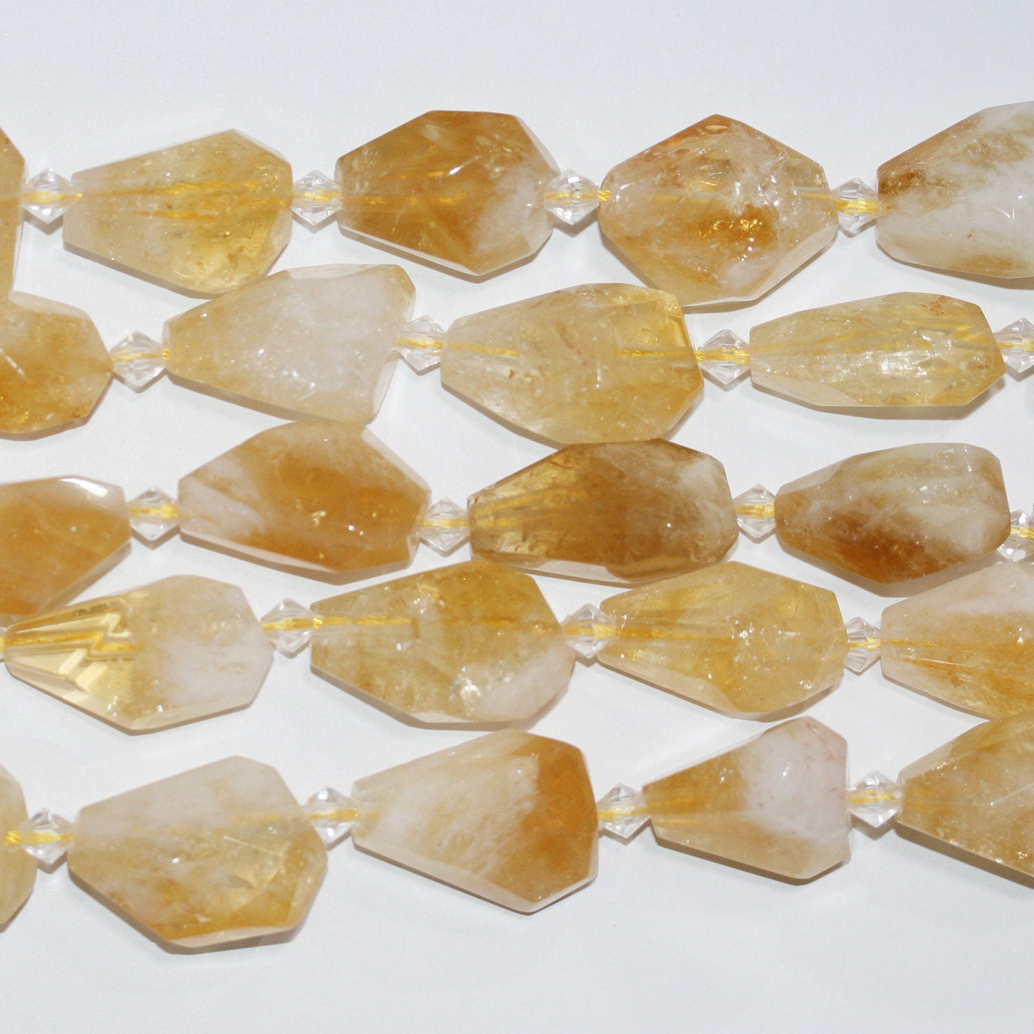 Perles de citrine facettées en forme de pépite, 15 pouces (25 x 15 mm). Longueur approximative du brin : 39 cm.