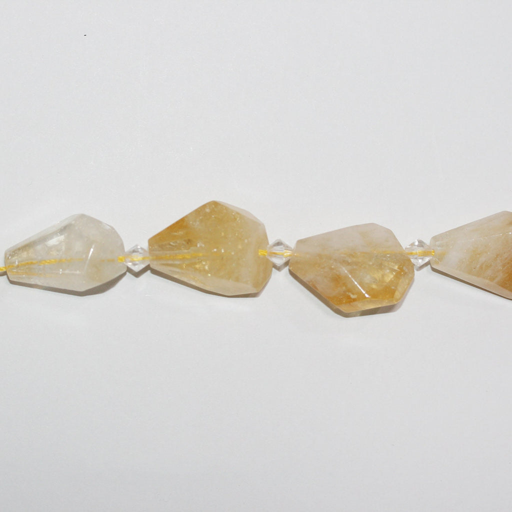 Perles de citrine facettées en forme de pépite, 15 pouces (25 x 15 mm). Longueur approximative du brin : 39 cm.