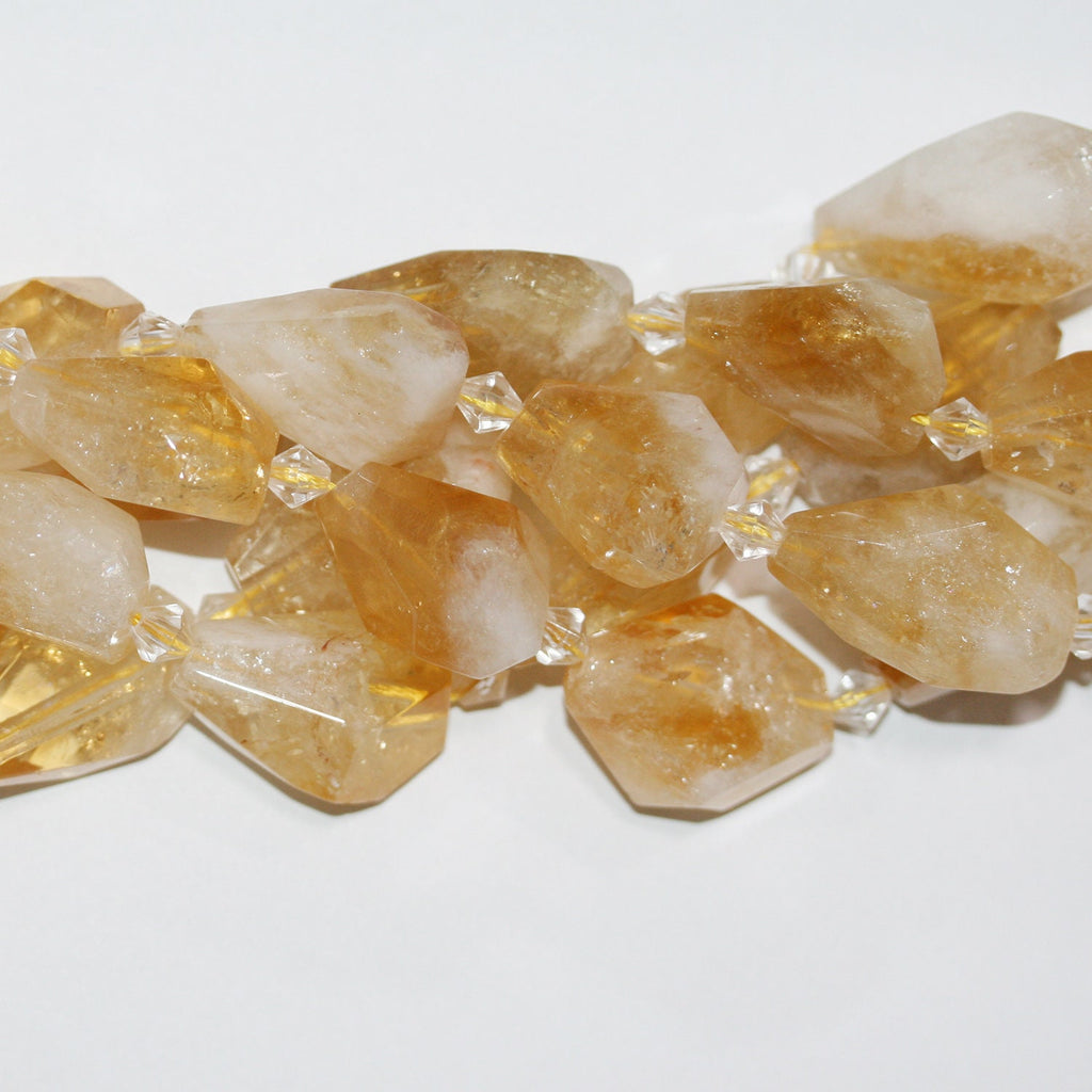 Perles de citrine facettées en forme de pépite, 15 pouces (25 x 15 mm). Longueur approximative du brin : 39 cm.