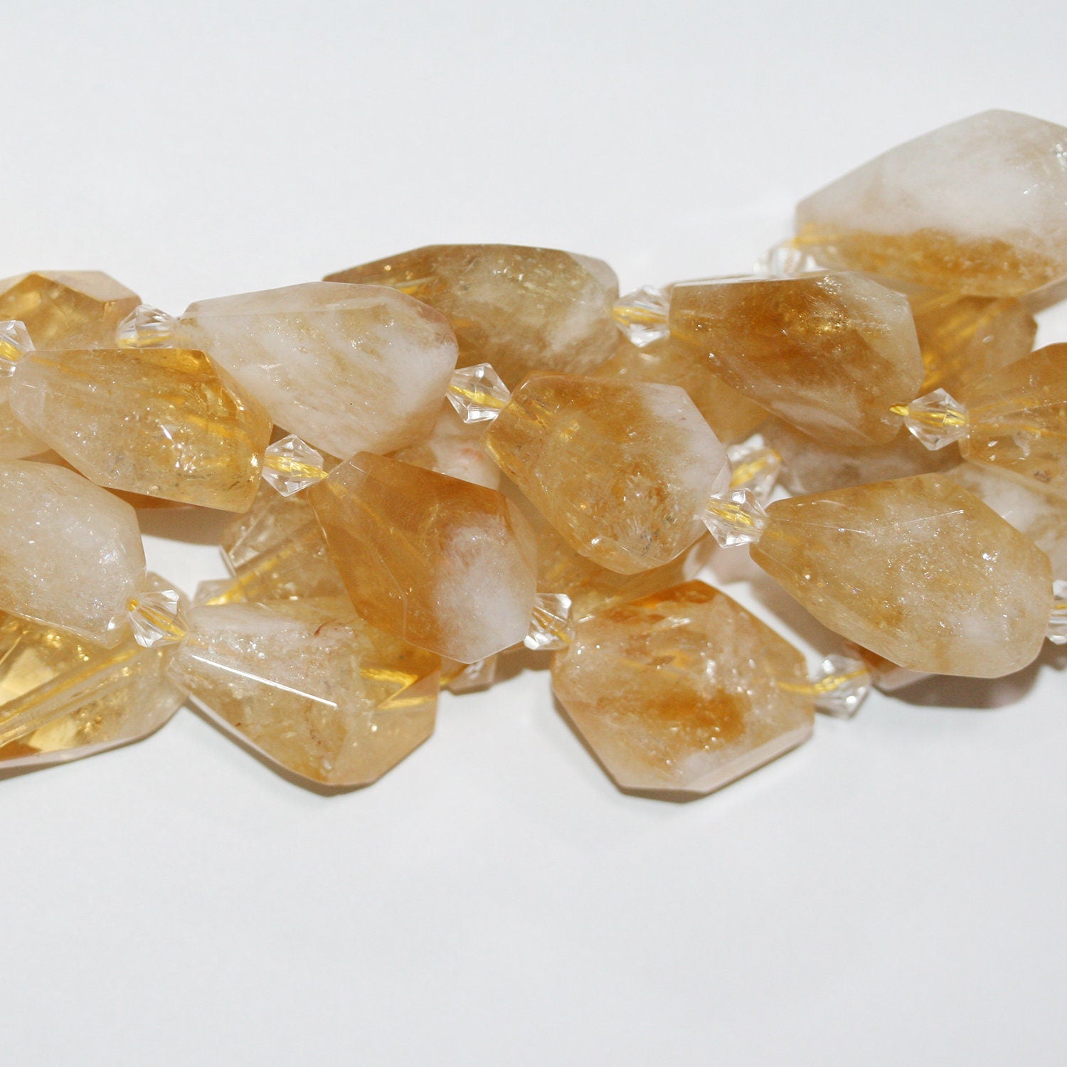 Perles de citrine facettées en forme de pépite, 15 pouces (25 x 15 mm). Longueur approximative du brin : 39 cm.