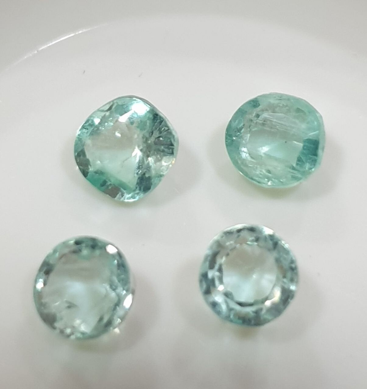 Lote de esmeraldas facetadas redondas de 4-4,5 mm (4 piezas) - Paquetes de piedras preciosas - Piedras sueltas al por mayor - Gemas naturales