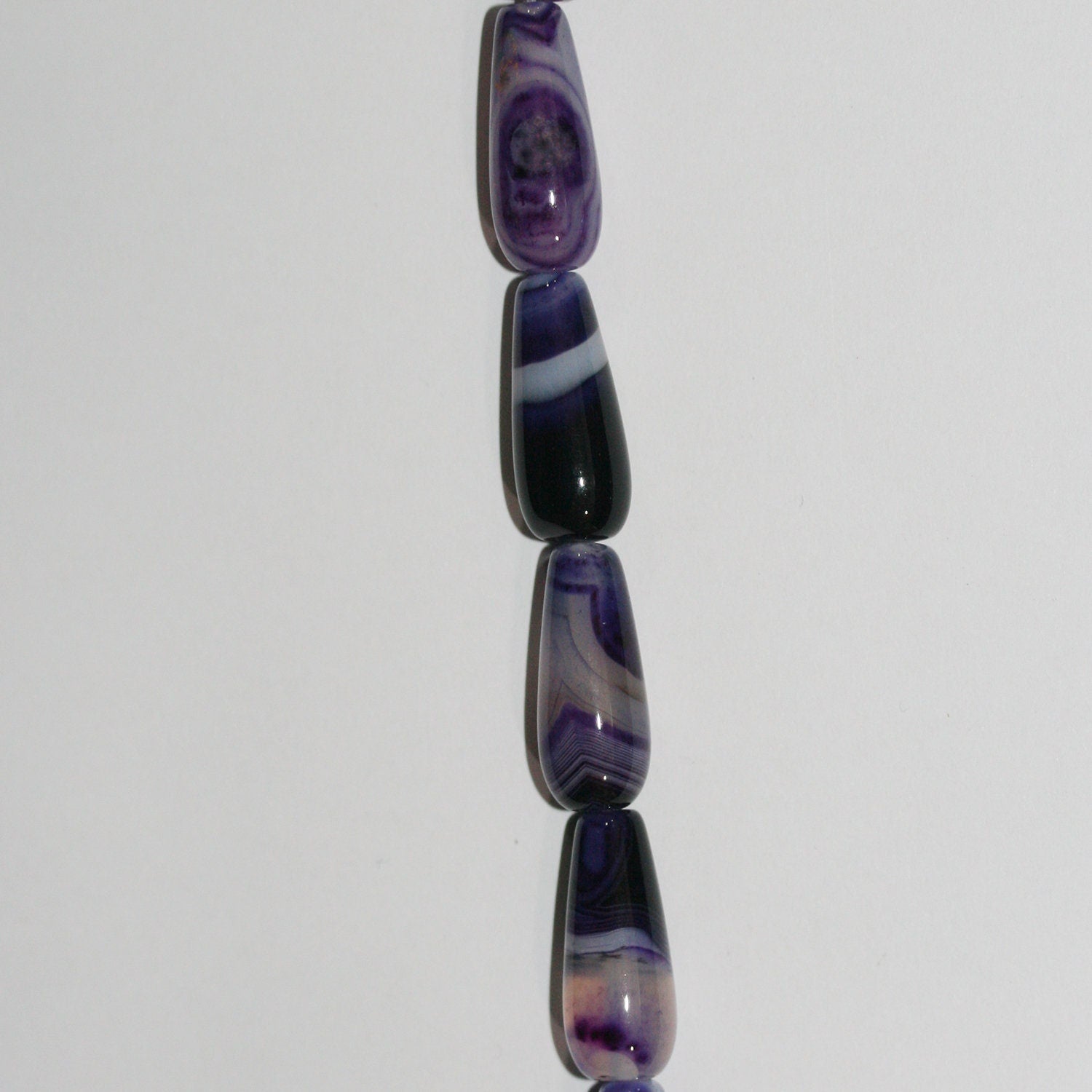 Perles en agate à rayures violettes St lisses en forme de goutte, 15 pouces, 20 x 8 mm. - Fil de 39 cm.